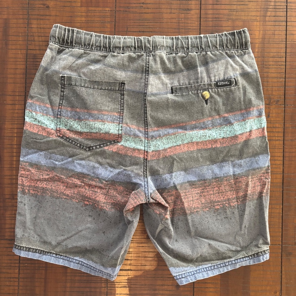 Men's Pattern Shorts - Picture 2 of 6